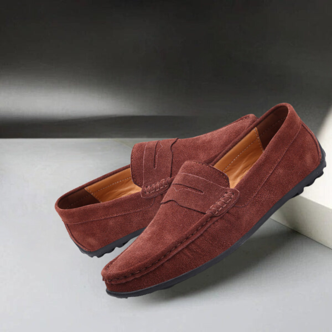 Mocasines versátiles para hombre en piel, con diseño clásico que combina elegancia y moda masculina.