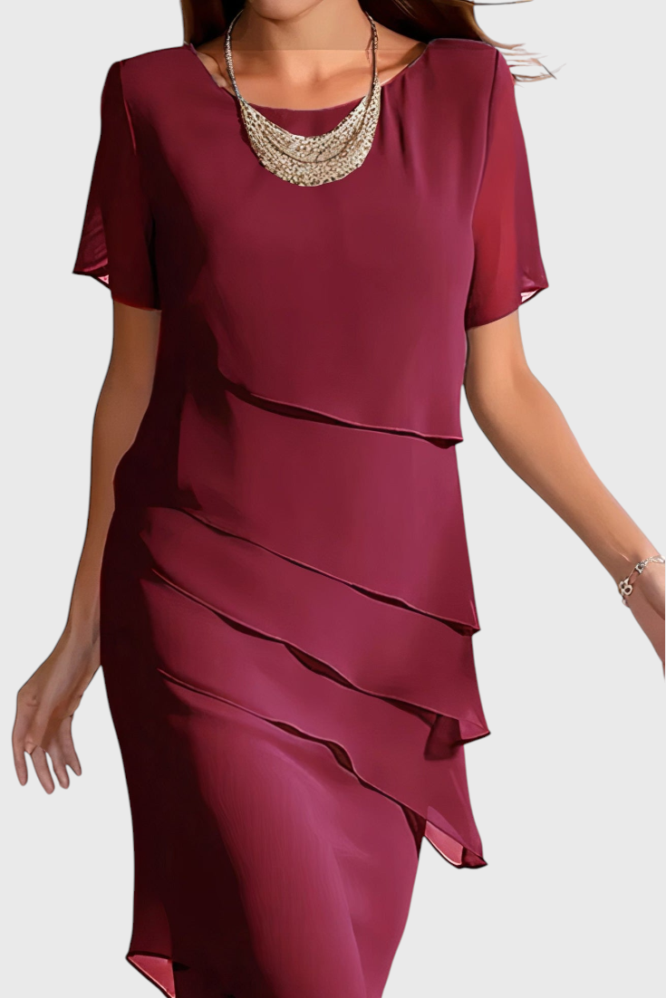 Elegante vestido midi de verano sin mangas con flecos y escote cuadrado. Perfecto para look casual o eventos veraniegos.
