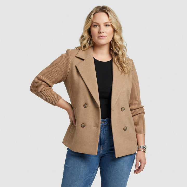 Blazer casual-elegante mujer, diseño entallado moderno que combina comodidad con sofisticación.
