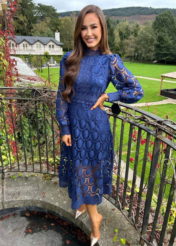 Vestido para invitada, midi, cuello alto, manga larga, estilo moderno.
