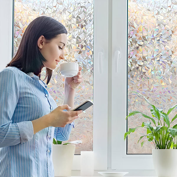 Ventana con película PrismaGlow: privacidad decorativa y luz arcoíris. Vinilo estático fácil de aplicar en cualquier hogar.