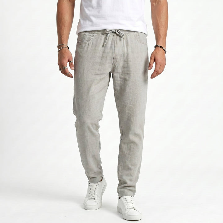 Pantalones de lino transpirables para hombre, ideales para el verano. Estilo casual y cómodo en la playa.