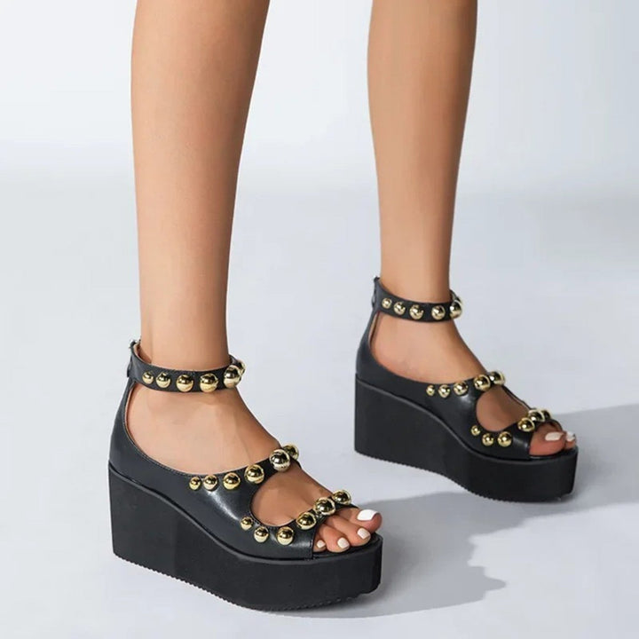 Sandalias doradas plisadas de mujer con plataforma gruesa. Estilo elegante y cómodo, ideal para el verano.