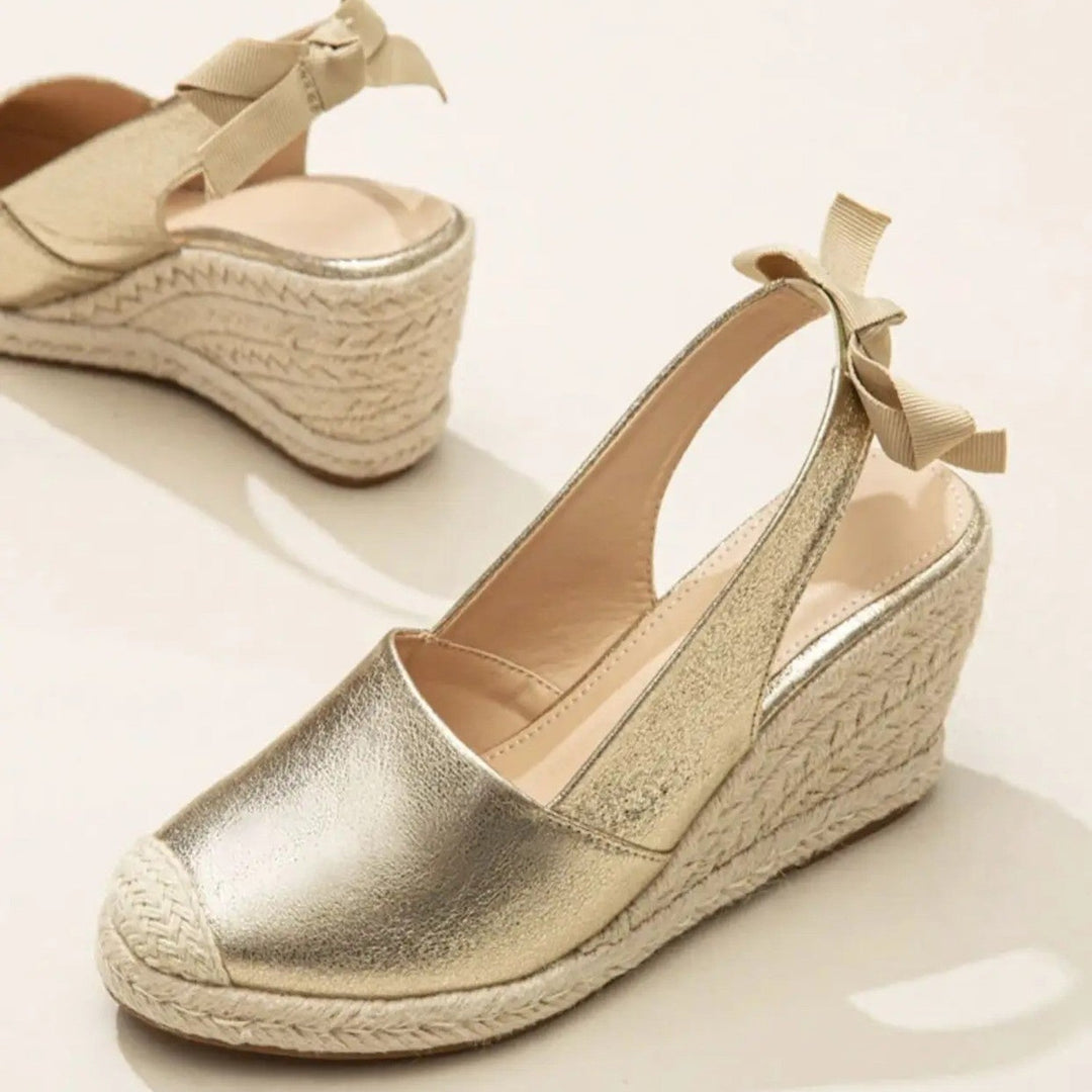 Sandalias doradas brillantes para mujer Elissya, aportan estilo y confort veraniego a cualquier atuendo.