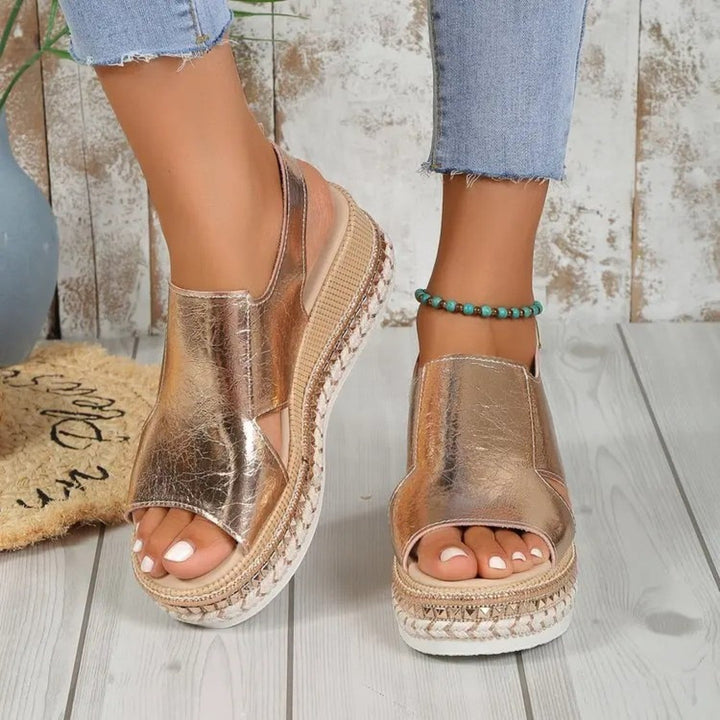 Sandalias de mujer doradas con diseño plisado y suela de plataforma. Comodidad chic para tus outfits de verano.