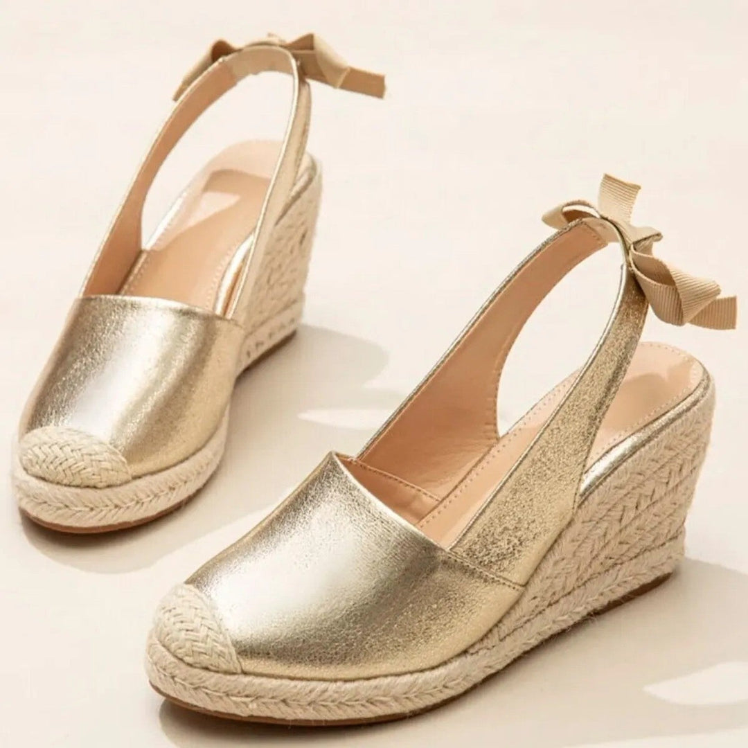 Sandalias doradas Elissya para mujer, elegantes y cómodas, ideales para el verano. Estilo chic y confort.