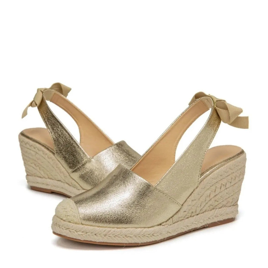 Sandalias doradas ajustables Elissya para mujer, perfectas para fiesta, playa o look casual de verano.