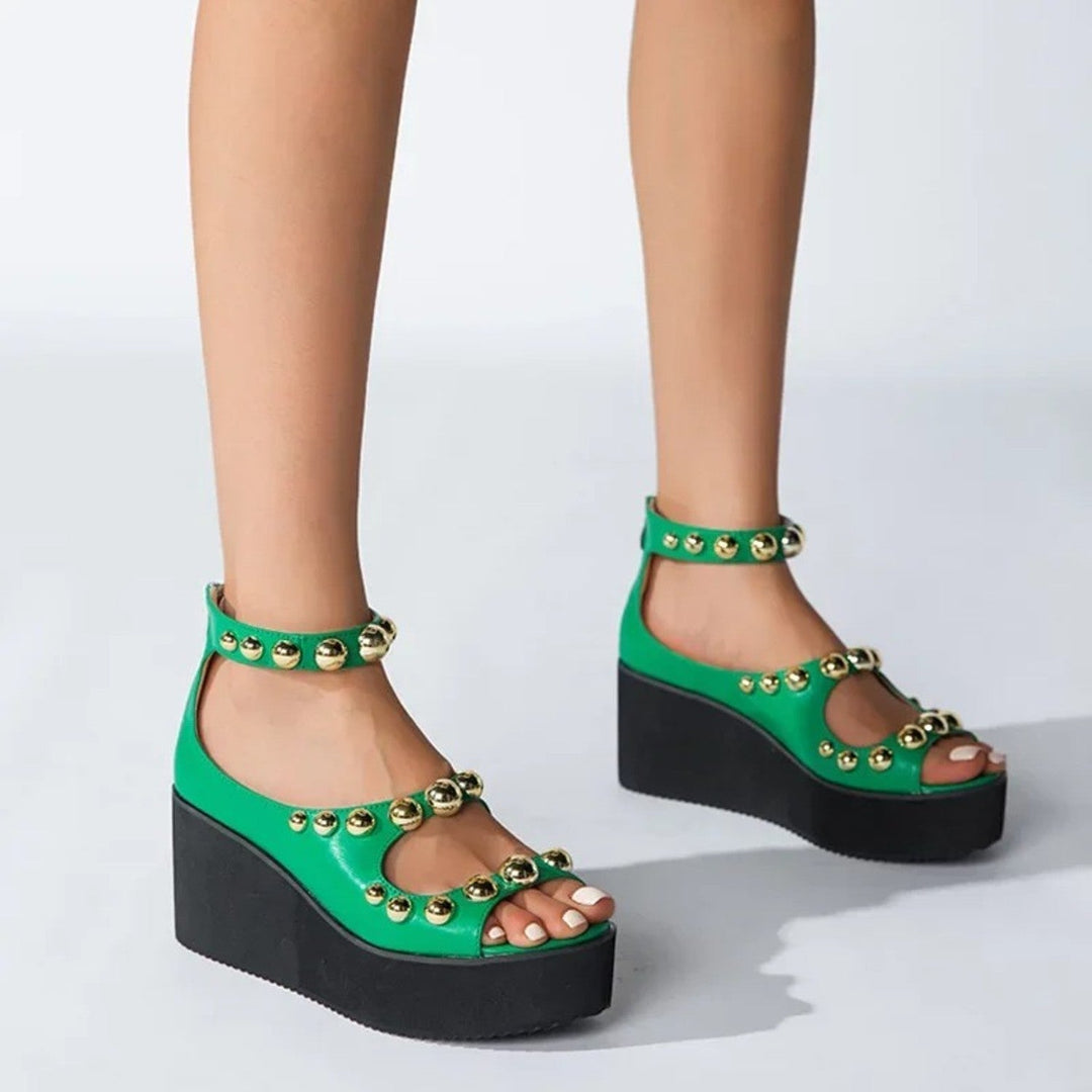 Sandalias doradas plisadas para mujer, con tiras detalladas y suela gruesa. Un toque chic y cómodo para tu estilo de verano.