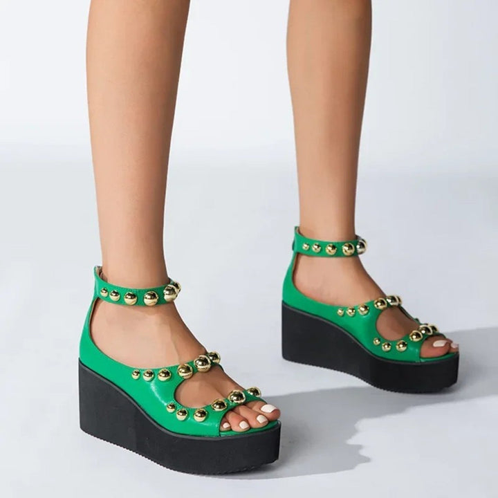 Sandalias doradas plisadas para mujer, con tiras detalladas y suela gruesa. Un toque chic y cómodo para tu estilo de verano.