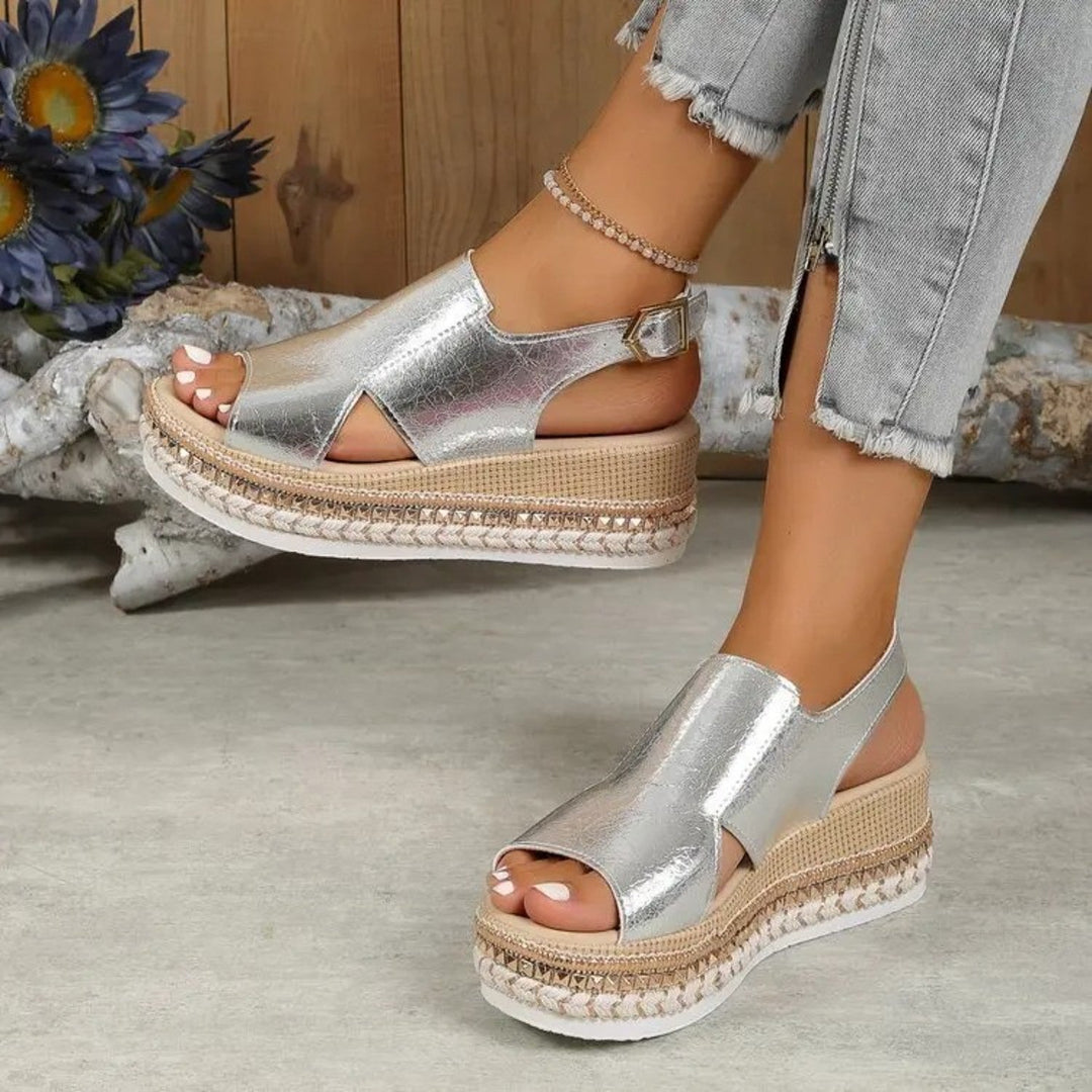 Sandalias plataforma doradas plisadas para mujer. Calzado de moda versátil, perfecto para looks casuales o elegantes de verano.