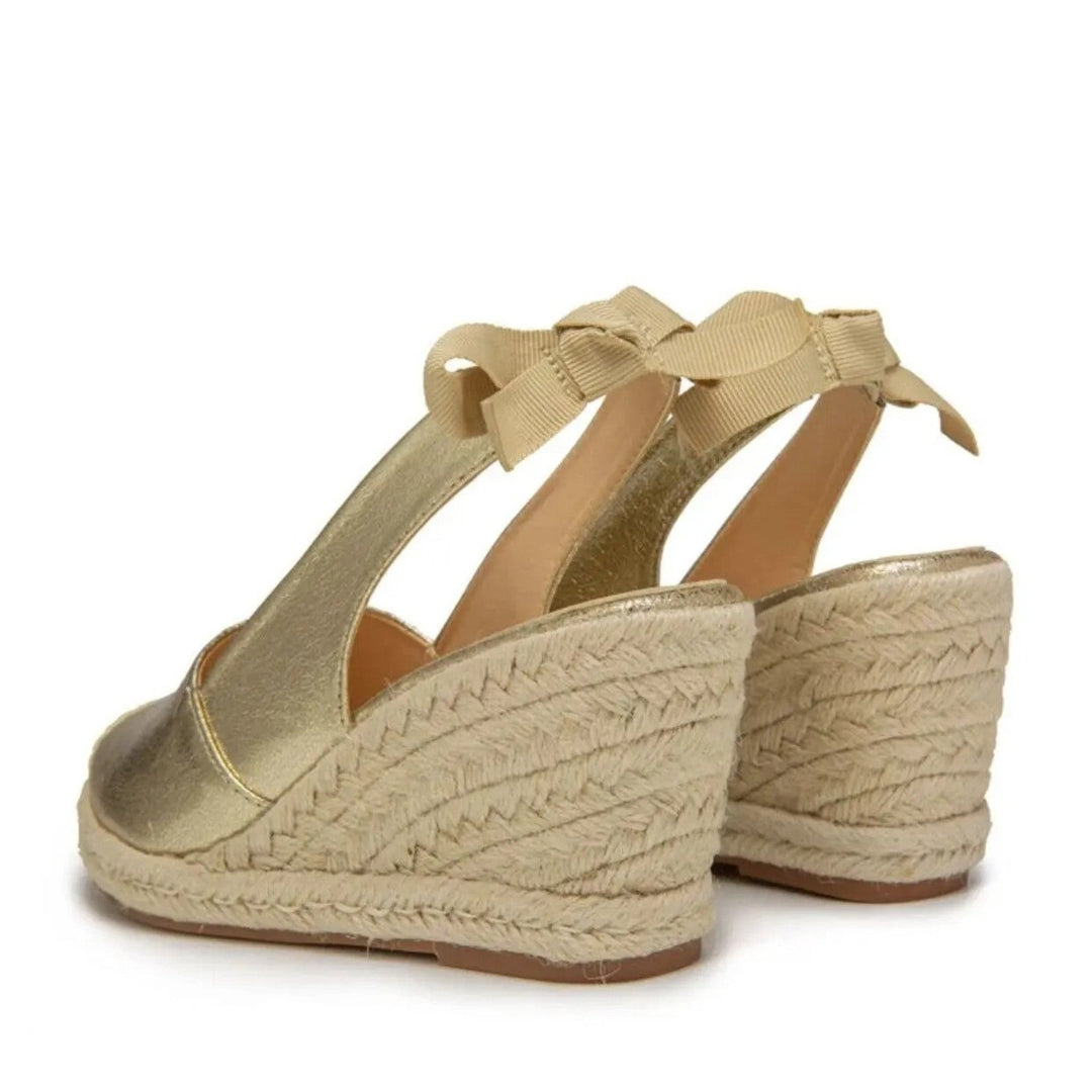 Sandalias doradas Elissya de mujer, combinan elegancia y confort para un estilo chic de verano inigualable.