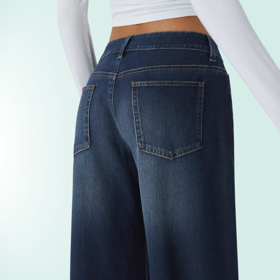 Vaqueros mujer tiro bajo, corte asimétrico, pierna ancha. Elásticos, look casual moderno.