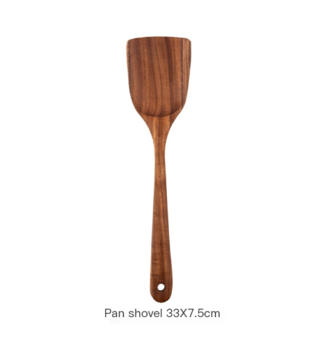Preparando alimentos con utensilios de cocina de madera antiarañazos y mangos ergonómicos.