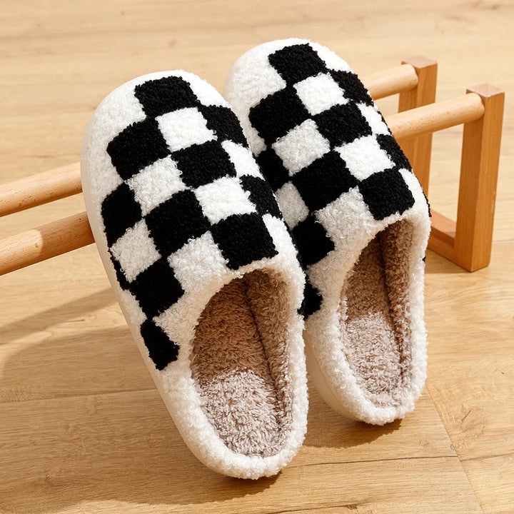 Zapatillas de mujer cómodas y abrigadas con patrón de cuadros, perfectas para el frío invierno.