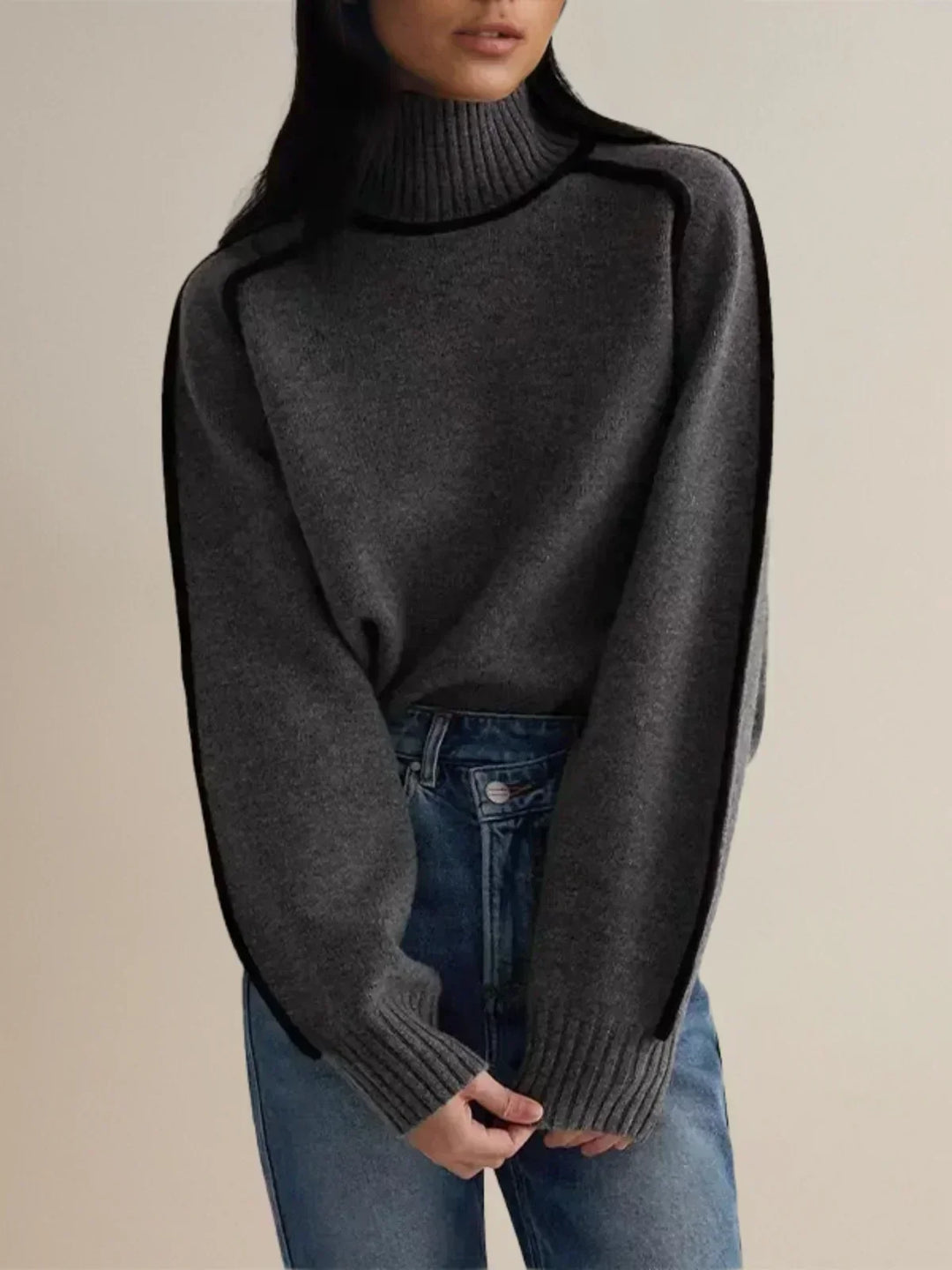 Look de mujer con jersey de punto cuello alto, cinturón y estilo elegante. Ideal para la temporada de otoño/invierno.