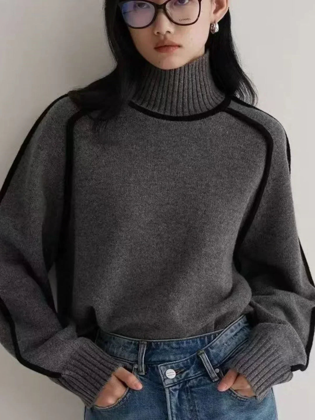 Jersey de punto cuello alto de mujer, abrigador y con cinturón. Detalle elegante para cualquier outfit de invierno.
