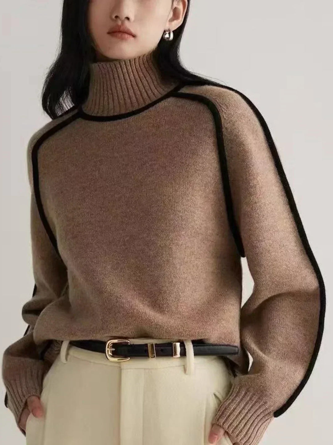 Jersey de punto cuello alto para mujer, con cinturón. Prenda abrigadora y elegante, perfecta para el frío invierno.