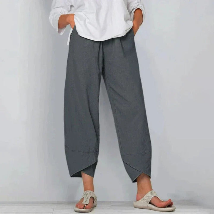 Pantalón ancho cropped de mujer con bolsillos y cintura elástica. Confort y estilo para tu día a día.
