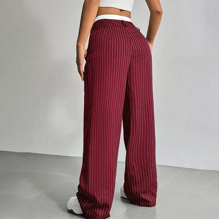 Pantalones de mujer de pierna ancha plisados, cintura alta. Moda femenina casual y elegante con confort.