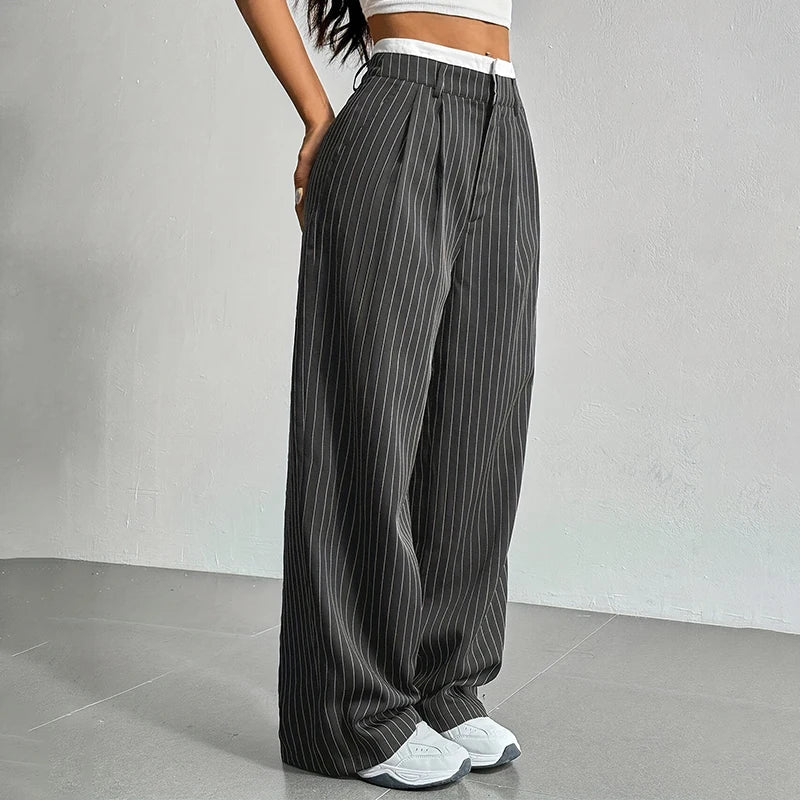 Modelo vistiendo pantalones de mujer de cintura alta y pierna ancha. Estilo casual elegante y cómodo.