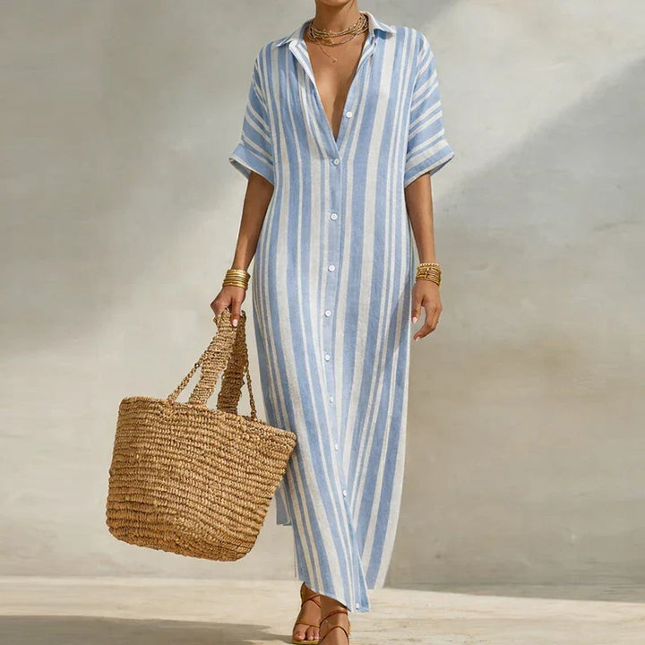 Vestido de mujer maxi camisero a rayas blancas y azules. Botones frontales, manga corta. Estilo fresco para verano.