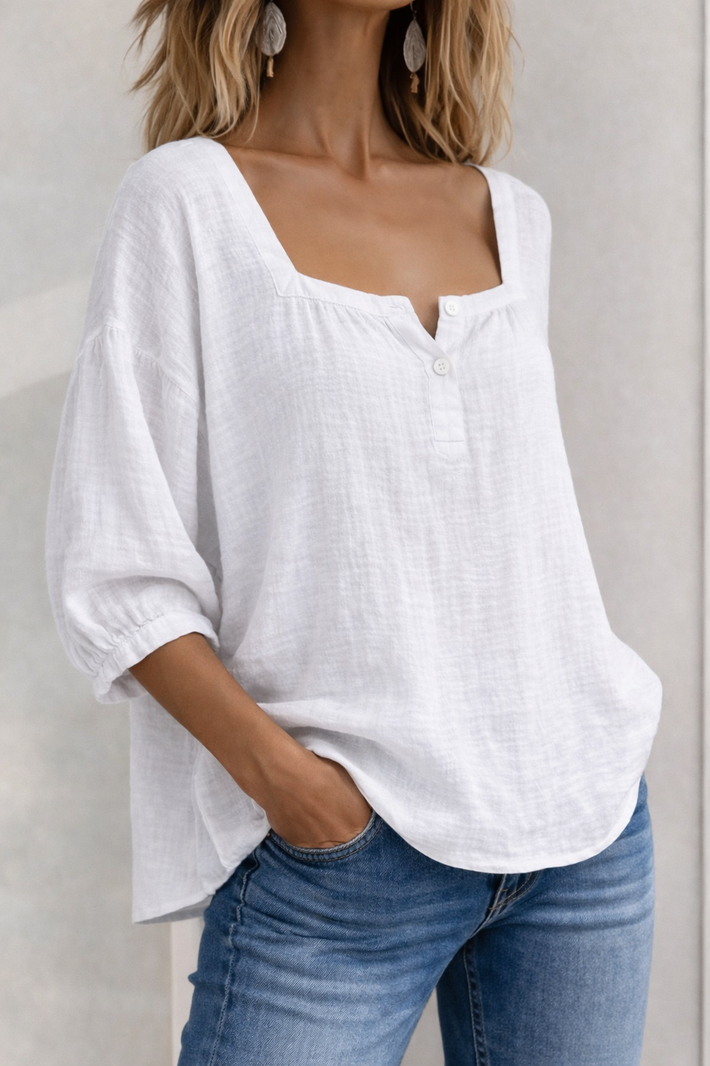 Blusa de mujer versátil con cuello cuadrado y mangas 3/4. Perfecta para primavera y eventos casuales.