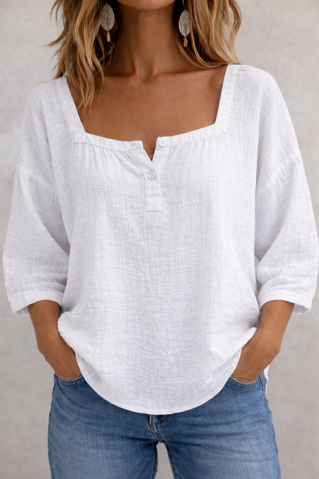 Moda femenina: Blusa elegante de mujer con cuello cuadrado, mangas 3/4 abullonadas. Estilo único.