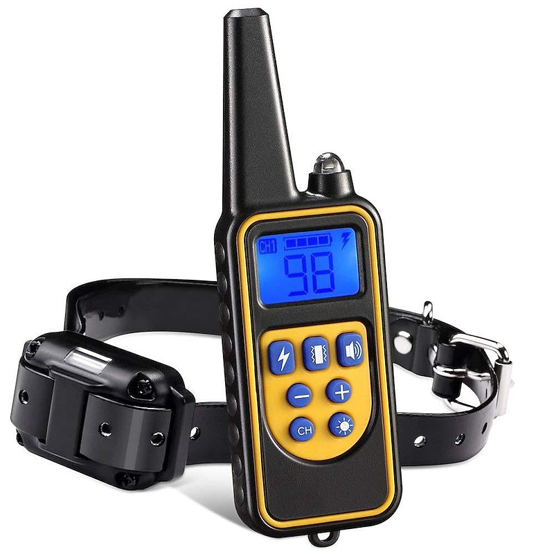 Tecnología avanzada para adiestramiento de mascotas: collar con LED y control remoto para obediencia.