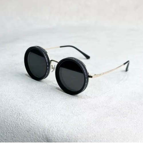 Look de verano: gafas de sol ligeras con lentes negros y protección UV garantizada.