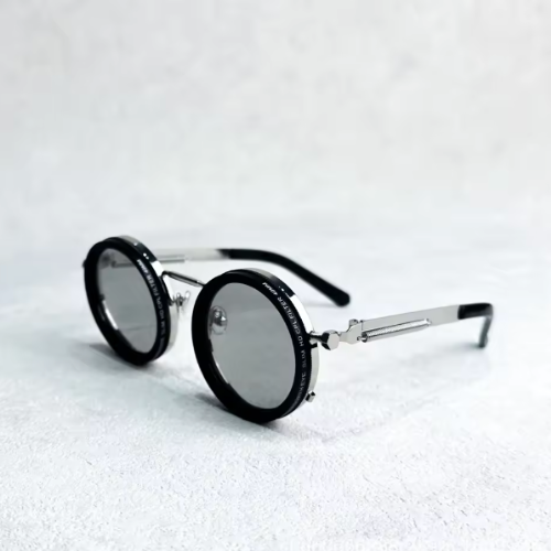 Gafas de sol unisex, diseño elegante con lentes negros que ofrecen protección UV completa.