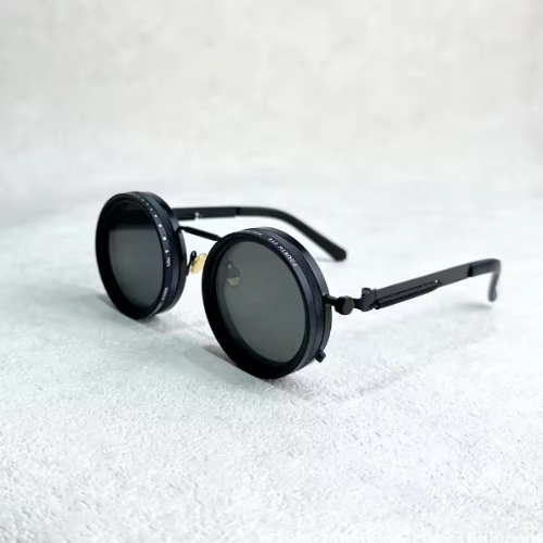Gafas de sol negras clásicas unisex, accesorio esencial con protección UV.