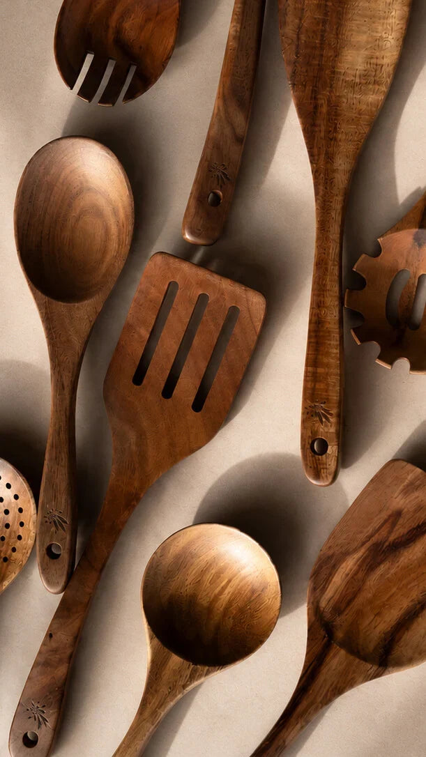 Set de cocina de 9 piezas, teca ecológica, incluye espátula, cuchara y cucharón.