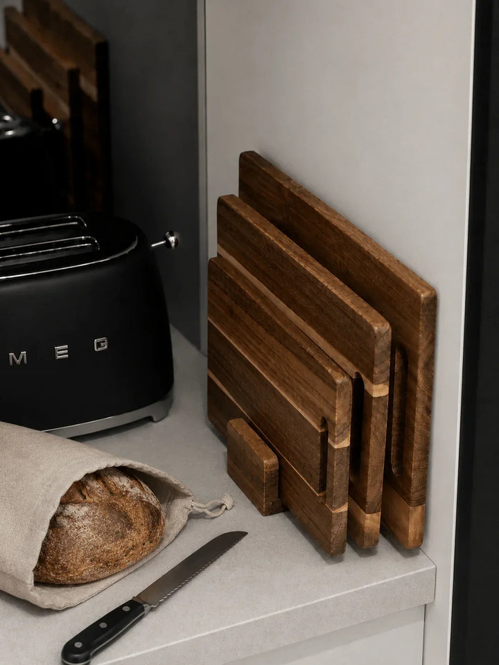 Presentación elegante con tablas de cortar de acacia, perfectas para servir embutidos y pan.