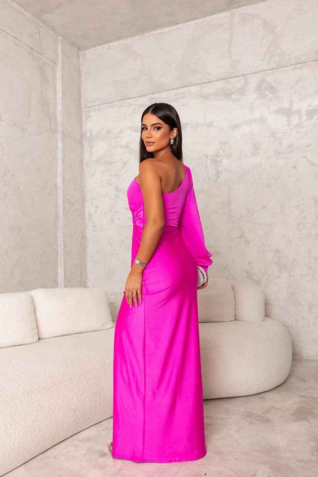Elegancia en vestido satinado asimétrico largo para mujer. Ideal para bodas de primavera e invitadas chic.