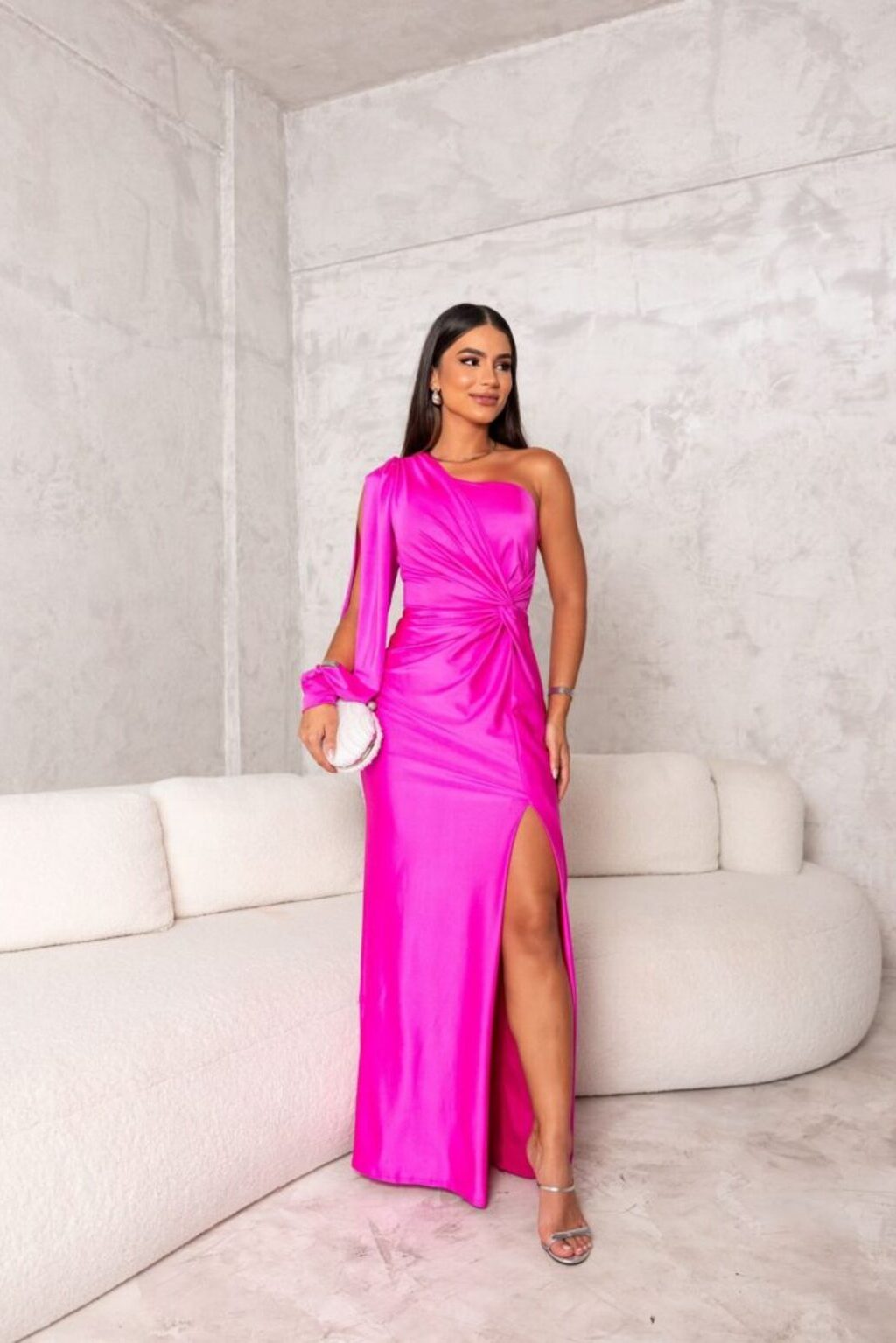 Precioso vestido de gala largo y asimétrico para mujer, tejido satinado. Elegancia para bodas y fiestas.