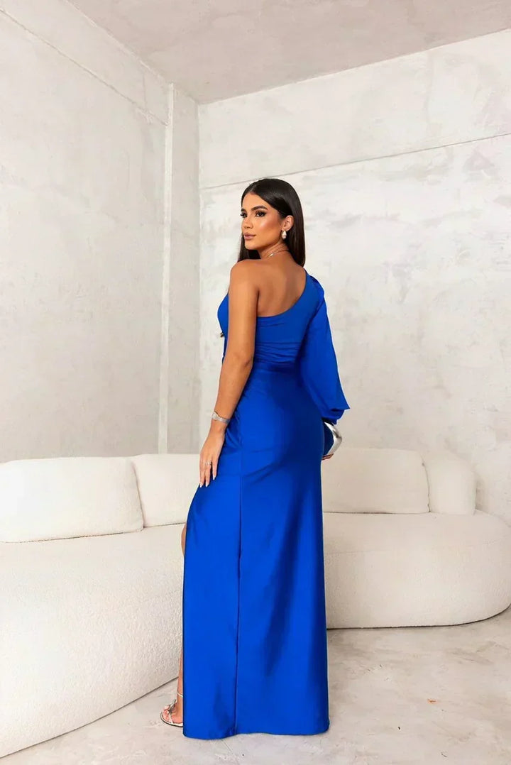 Modelo de vestido largo satinado para mujer, corte asimétrico y nudo decorativo. Ideal para ocasiones formales.