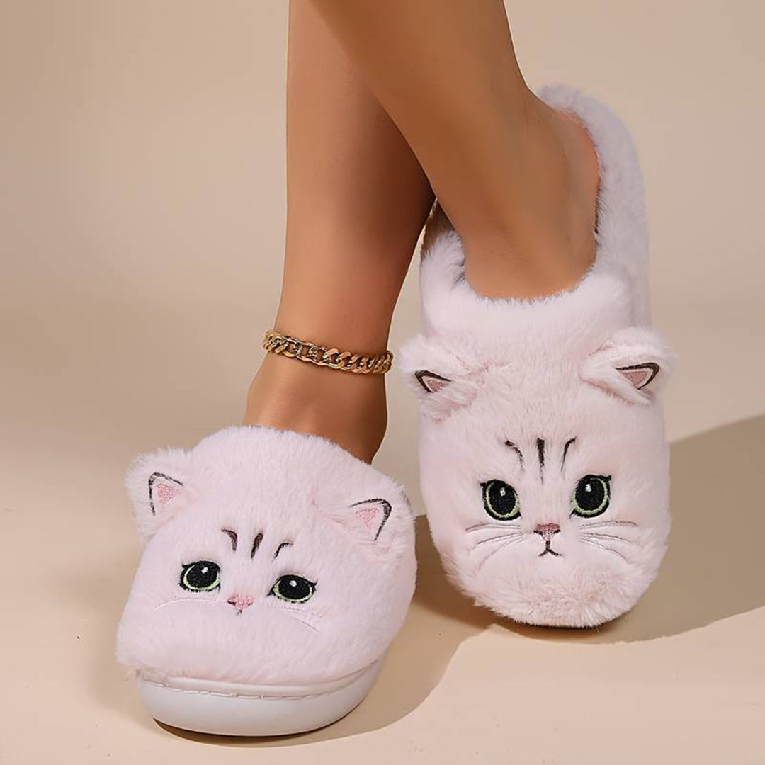 Detalle del diseño de gato en zapatillas de casa para mujer, cálidas, suaves y perfectas para el invierno.