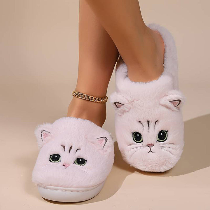 Detalle del diseño de gato en zapatillas de casa para mujer, cálidas, suaves y perfectas para el invierno.