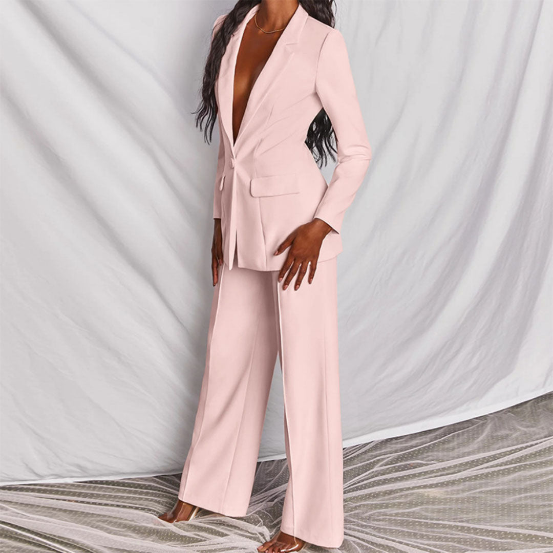 Look oficina: traje chaqueta mujer con blazer entallada y pantalón palazzo. Ropa formal femenina.