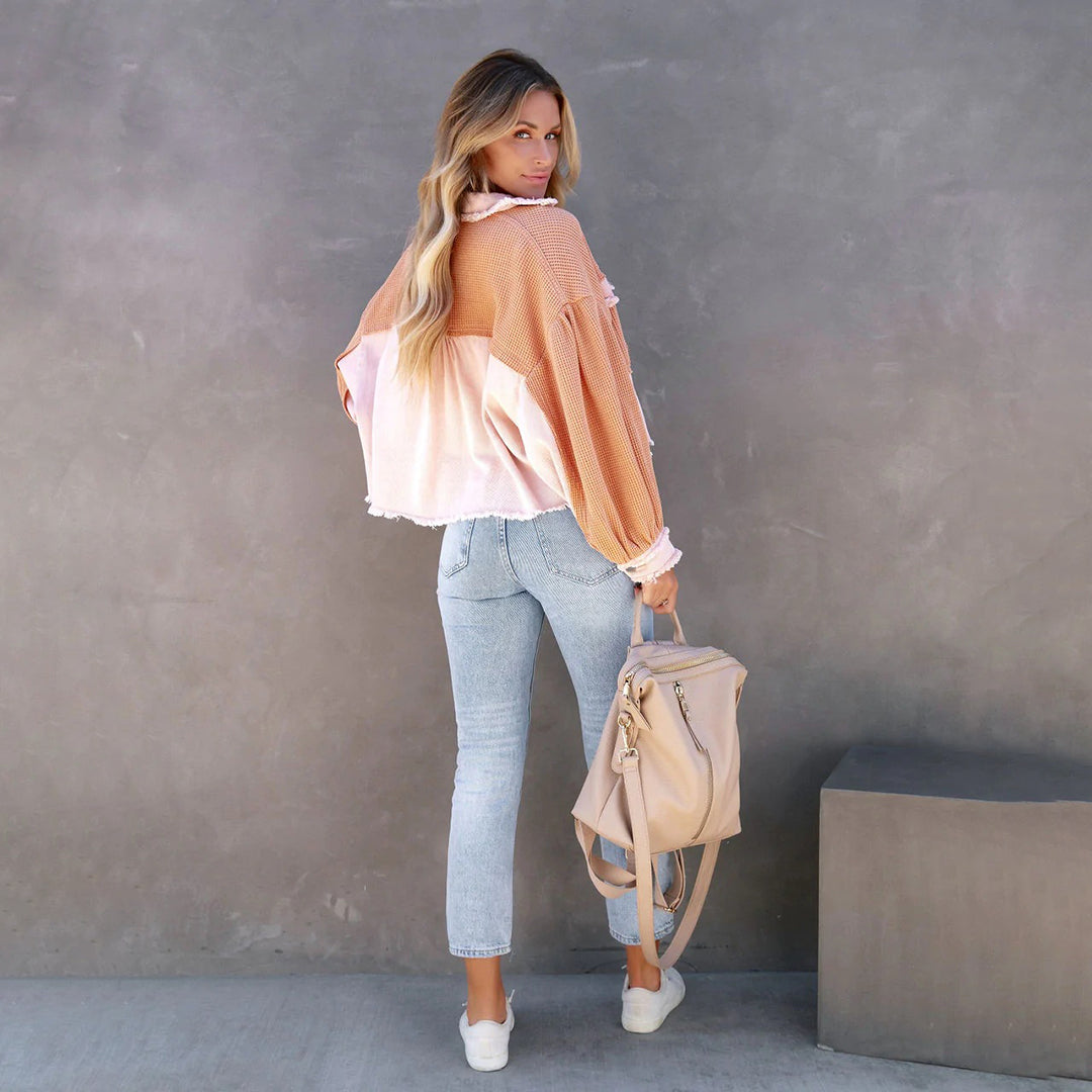 Estilo primaveral: Chaqueta estampada multicolor de mujer, look bohemio y casual. Moda femenina.
