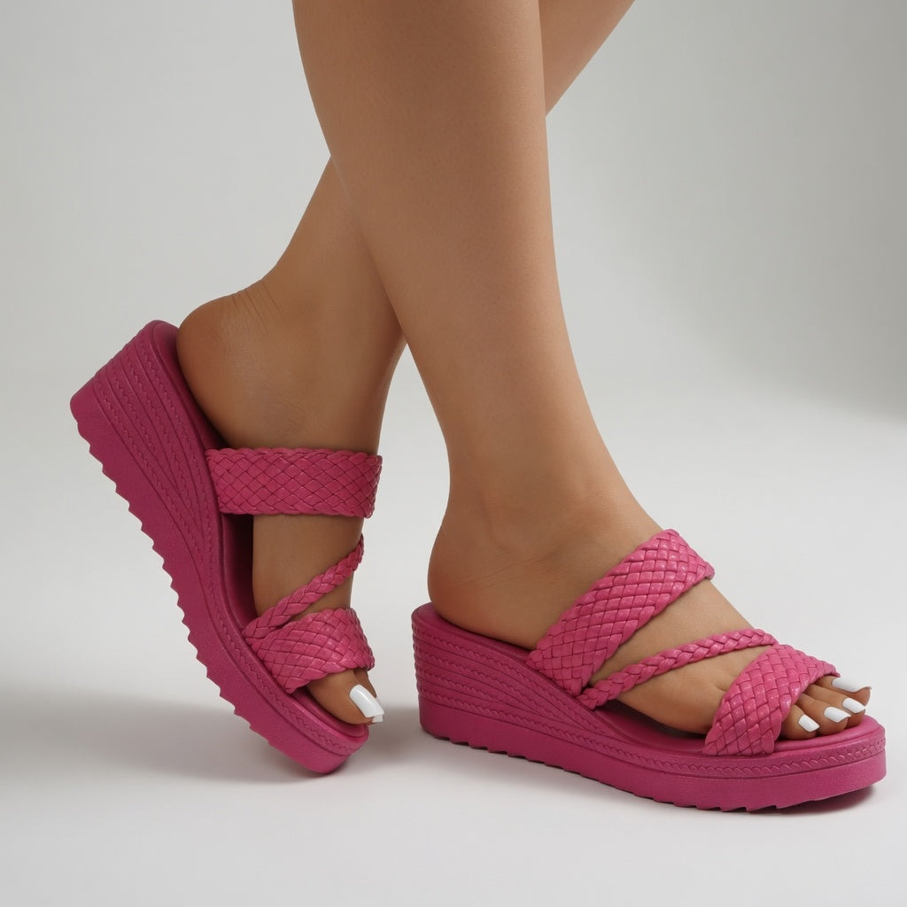 Calzado de mujer: sandalias con plataforma y tiras trenzadas. Elegancia y confort para la temporada de verano.
