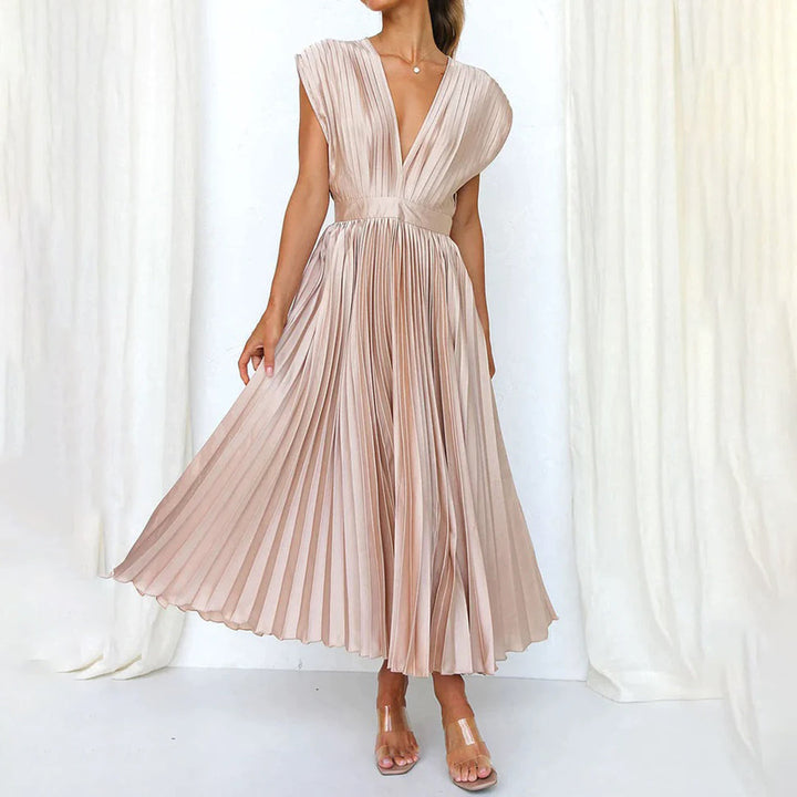 Vestido de noche plisado para mujer con escote en V y espalda descubierta. Moda elegante.