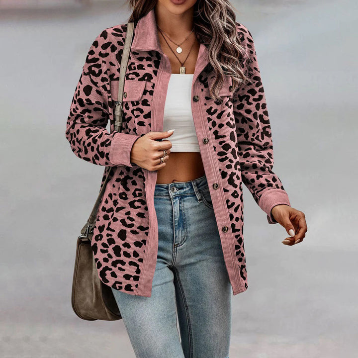 Moda mujer: Blazer de leopardo entallada, una chaqueta audaz y elegante que marca tendencia. Ideal para oficina.