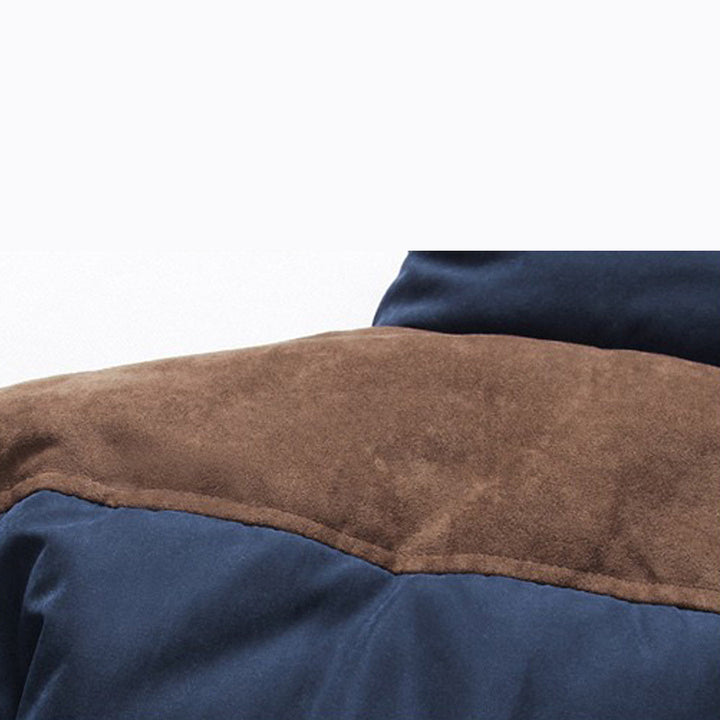 Abrigo ligero acolchado para hombre, ideal para entretiempo. Confort y estilo elegante en ropa de otoño.