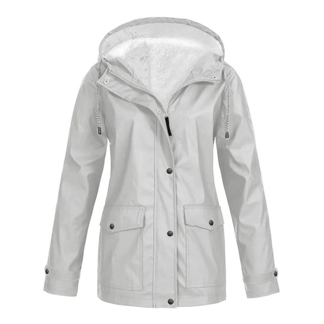 Detalle de tejido en abrigo impermeable mujer, corte medio. Chaqueta cálida y elegante para lluvia.