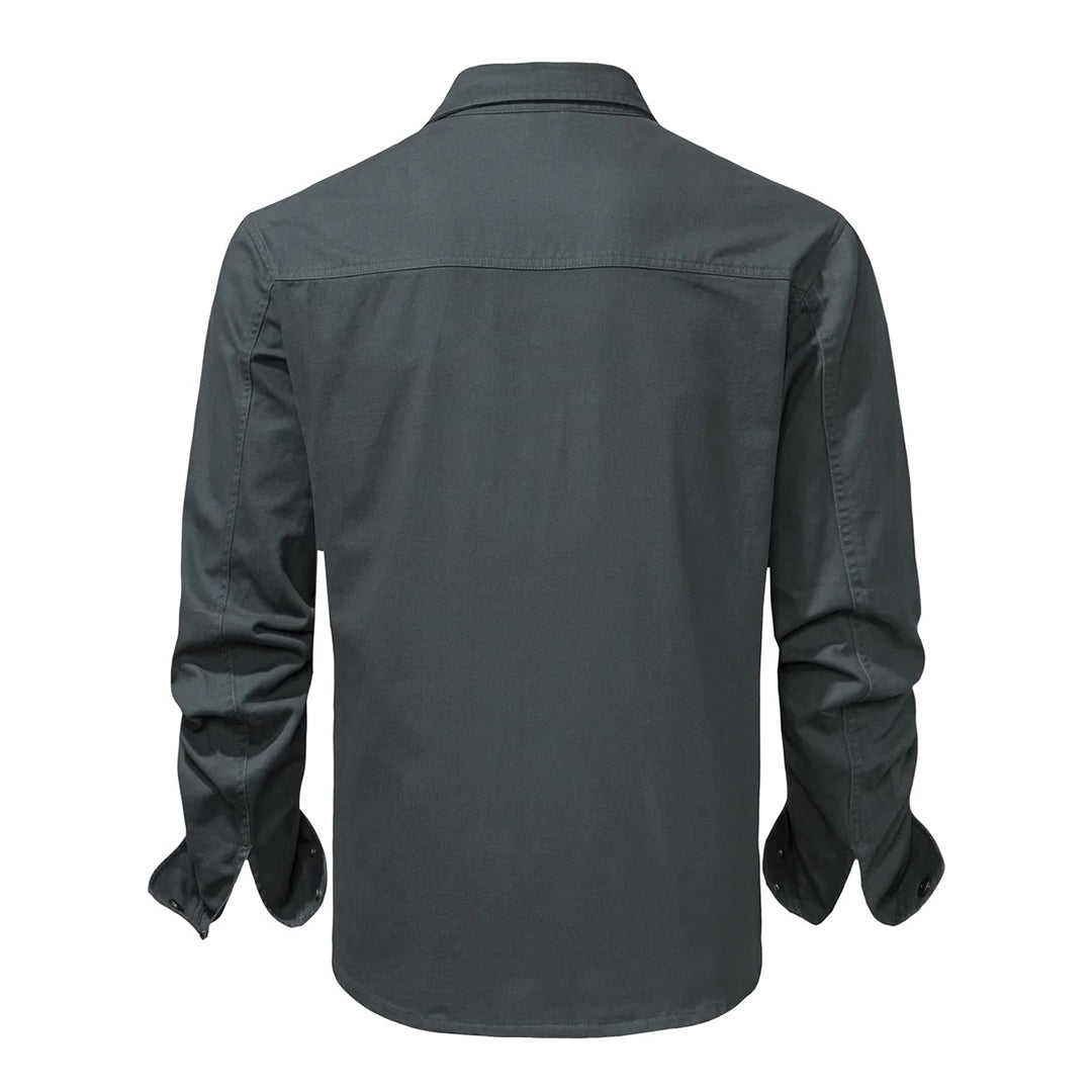 Detalle de puños contrastantes en camisa de hombre de manga larga, un toque chic para moda masculina.