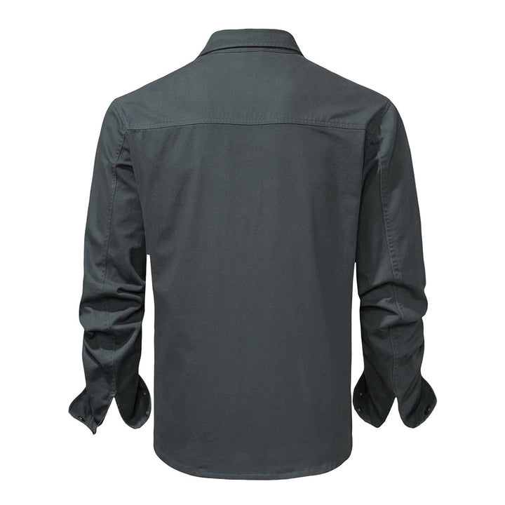 Detalle de puños contrastantes en camisa de hombre de manga larga, un toque chic para moda masculina.