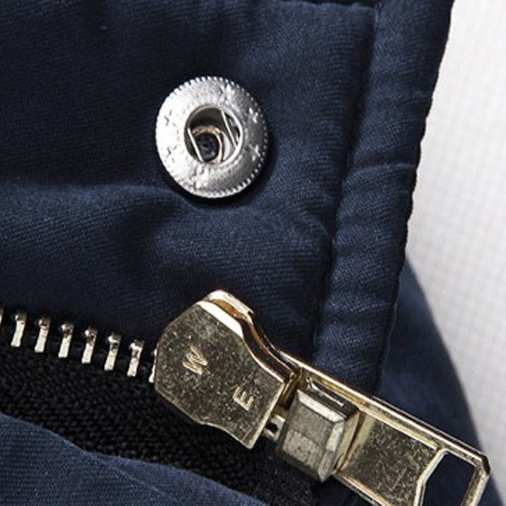 Ropa de hombre: chaqueta acolchada ligera con cremallera y bolsillos. Ideal para moda de otoño.