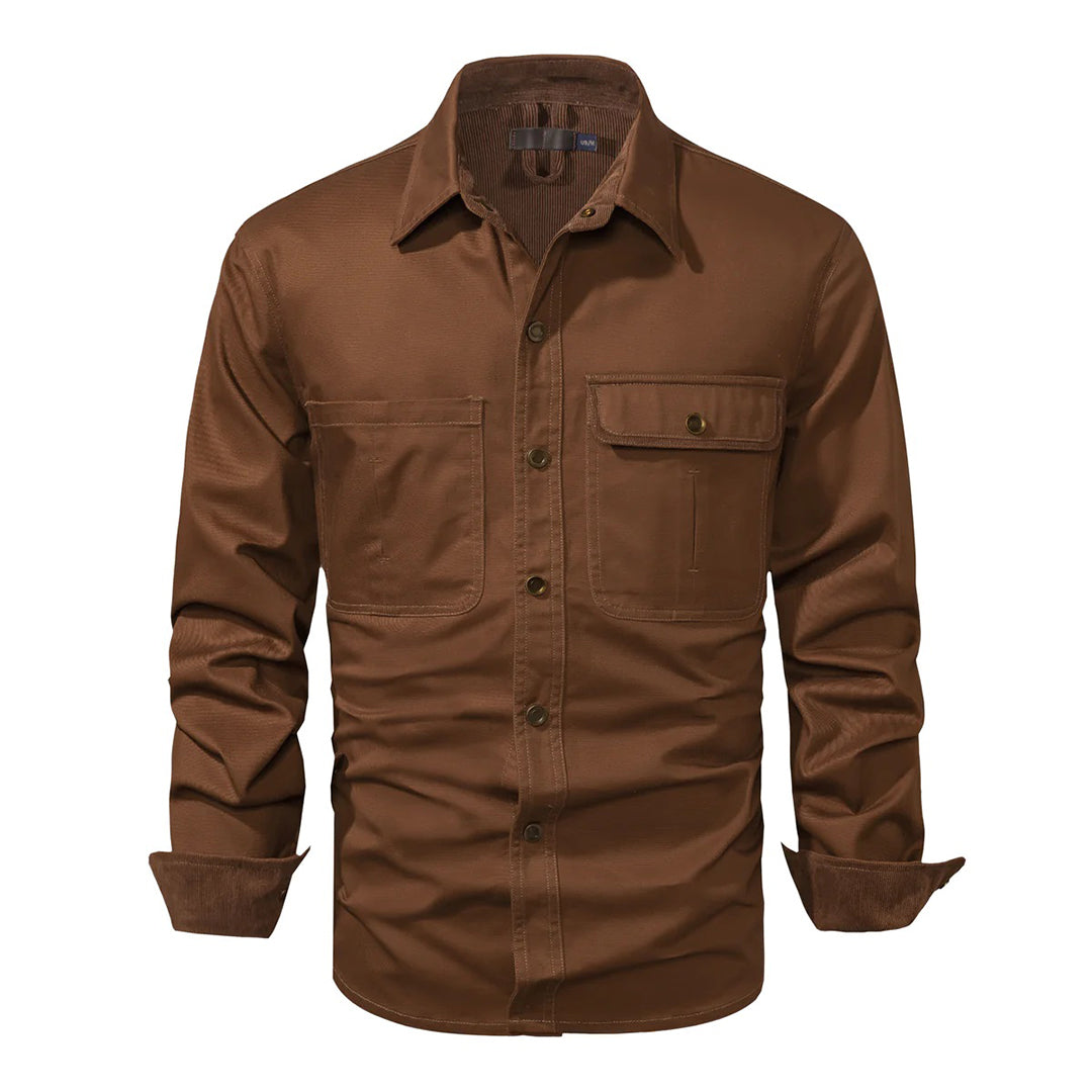 Camisa caqui de hombre de manga larga con puños oscuros, estilo moderno y sofisticado para el día a día.