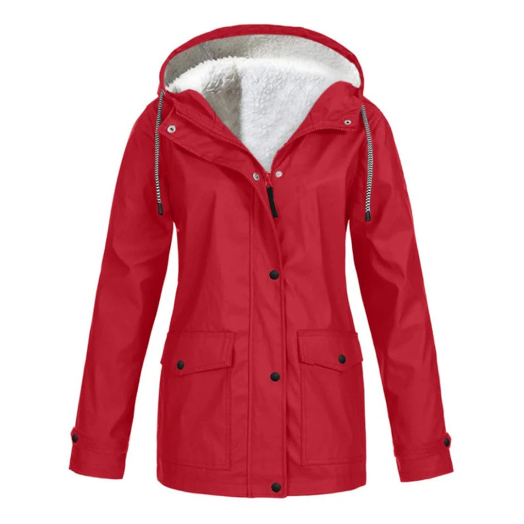 Modelo con abrigo impermeable de mujer, corte medio. Chaqueta cálida y elegante para lluvia y frío.